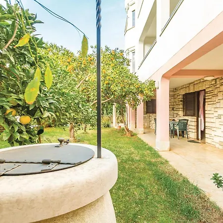 Front In With House Sea View Пула