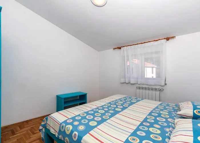1 Bedroom Stunning In פולה