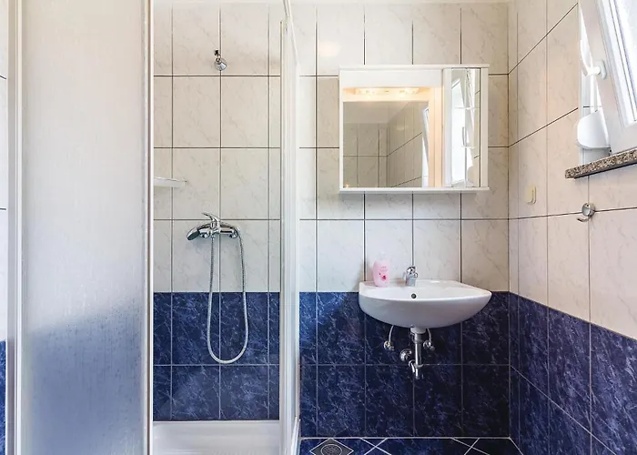 1 Bedroom Stunning In פולה